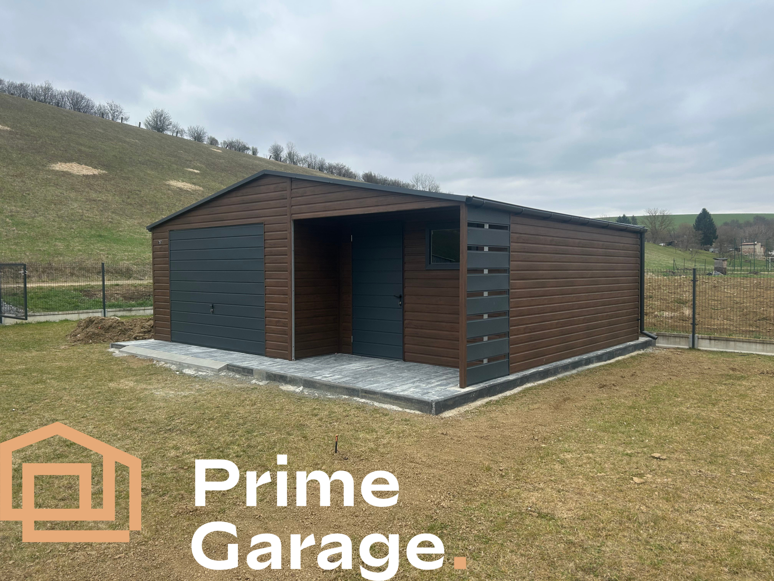Garaż 7 × 6 m — orzech z wnęką